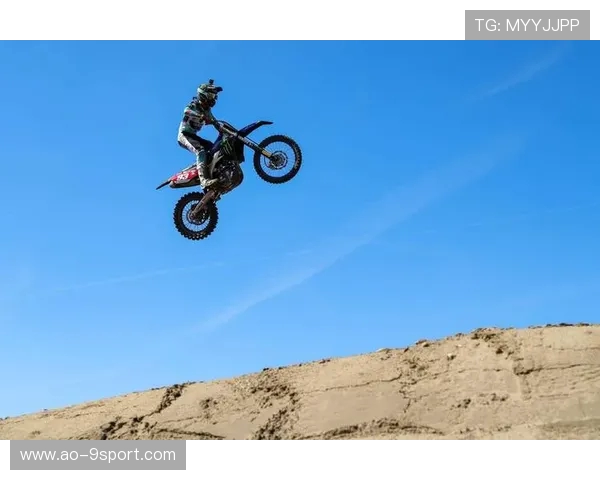 摩托赛车游戏中铲人后成功夺冠与领奖全过程揭秘